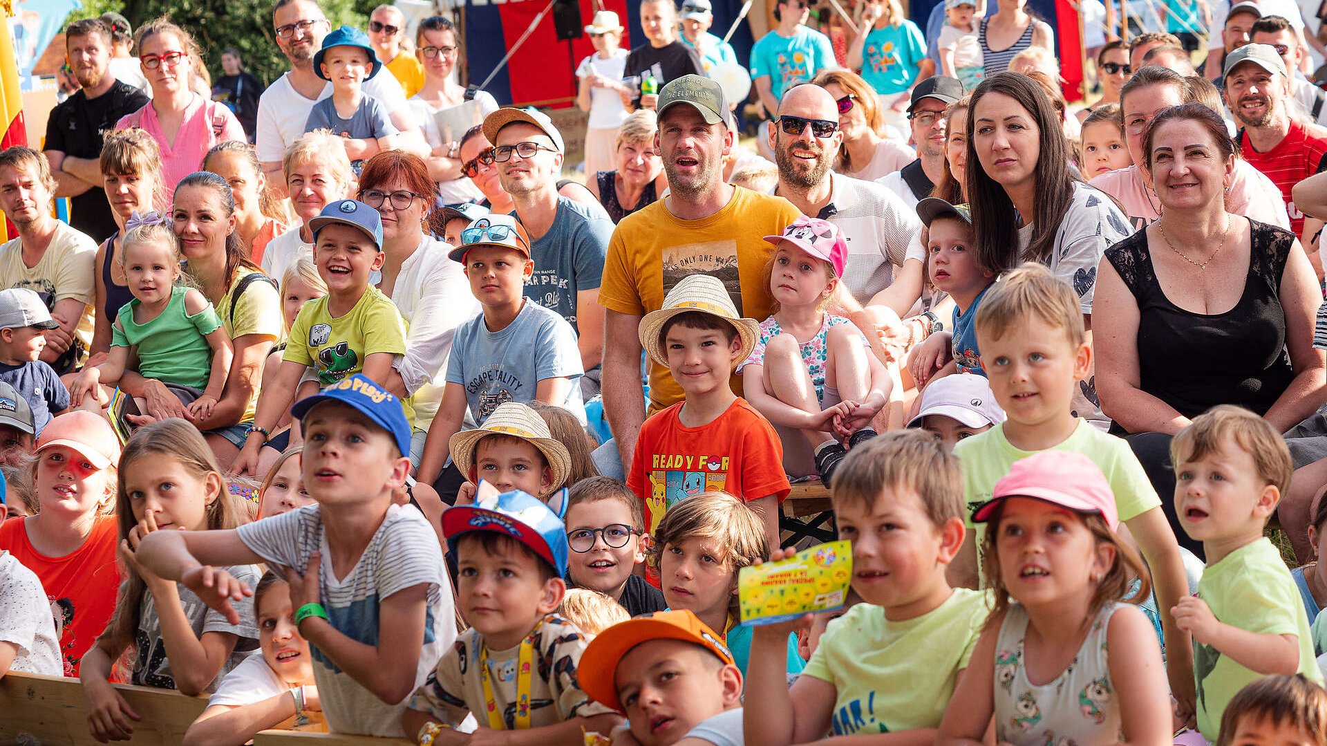Festival Za 7 horami prináša zábavu, vzdelávanie a rodinné zážitky Návštevníci sledujú program na hlavnom pódiu počas rodinného festivalu Za 7 horami v Liptovskom Jáne.