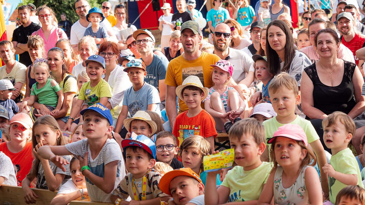 Návštevníci sledujú program na hlavnom pódiu počas rodinného festivalu Za 7 horami v Liptovskom Jáne.