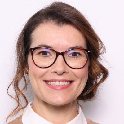 Usmievavá žena s bielym golierom