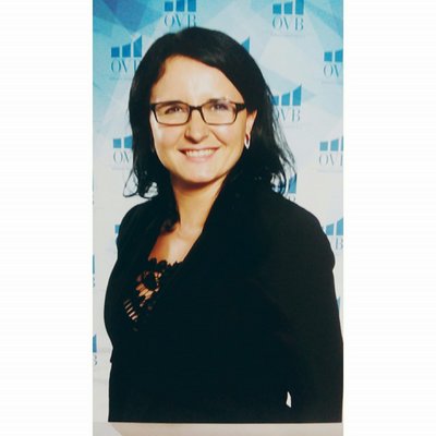 Usmiata žena pred OVB pozadím