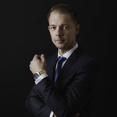 Sebavedomý poradca OVB s hodinkami