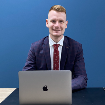 Mladý muž za notebookom Apple