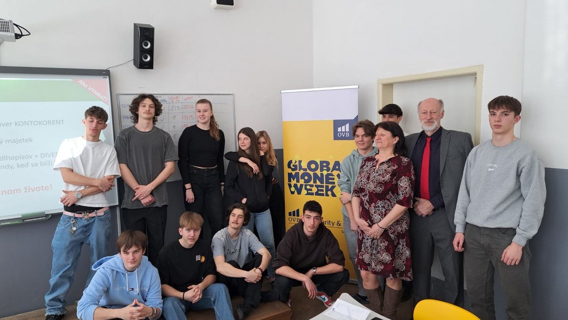 Skupinová fotografia na finančne vzdelávacom podujatí.