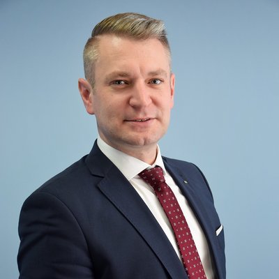 Manažér v obleku s červenou kravatou