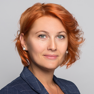 Portrét ženy s ryšavými vlasmi v modrom saku