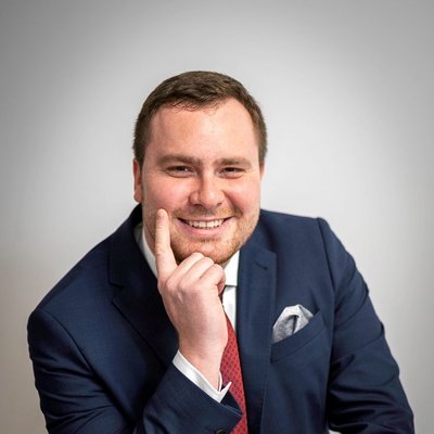 Usmievavý muž v obleku pri fotení