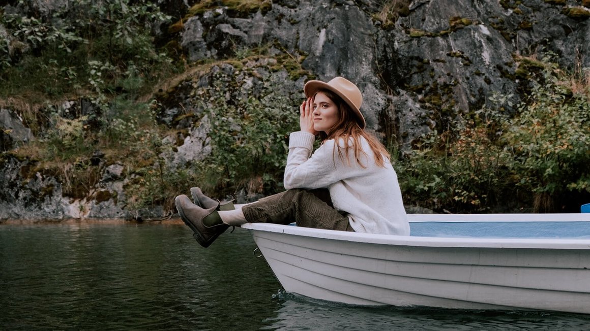 Žena sedí na lodi - cestovanie do zahraničia