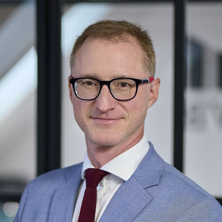 Muž v modrom obleku