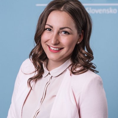 Usmiata žena pred modrým pozadím