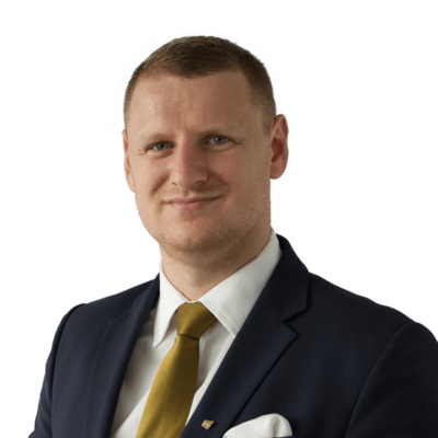 Muž v obleku so žltou kravatou