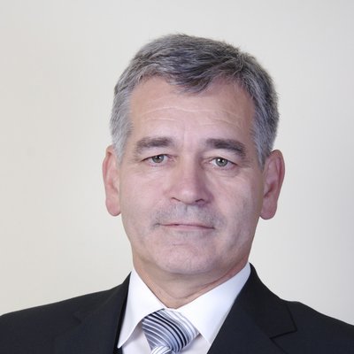  Starší muž so sivými vlasmi v obleku