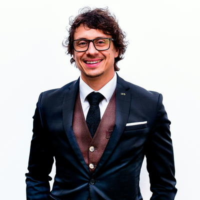 Muž s kučeravými vlasmi a okuliarmi