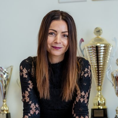 Žena s dlhými vlasmi a trofejami