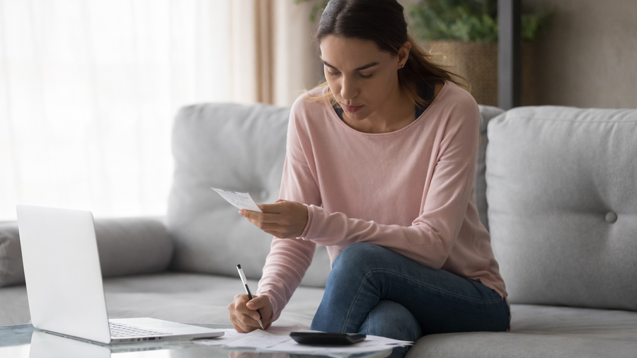 Kontrola mesačných účtov a zapisovanie položiek pri úprave rodinného rozpočtu.