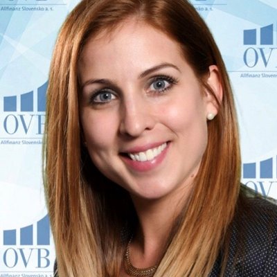 Usmiata žena pred OVB pozadím