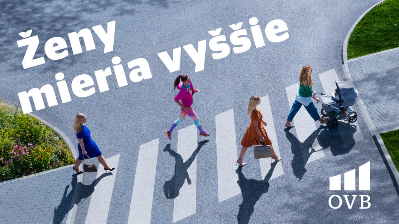 Ženy kráčajú cez prechod