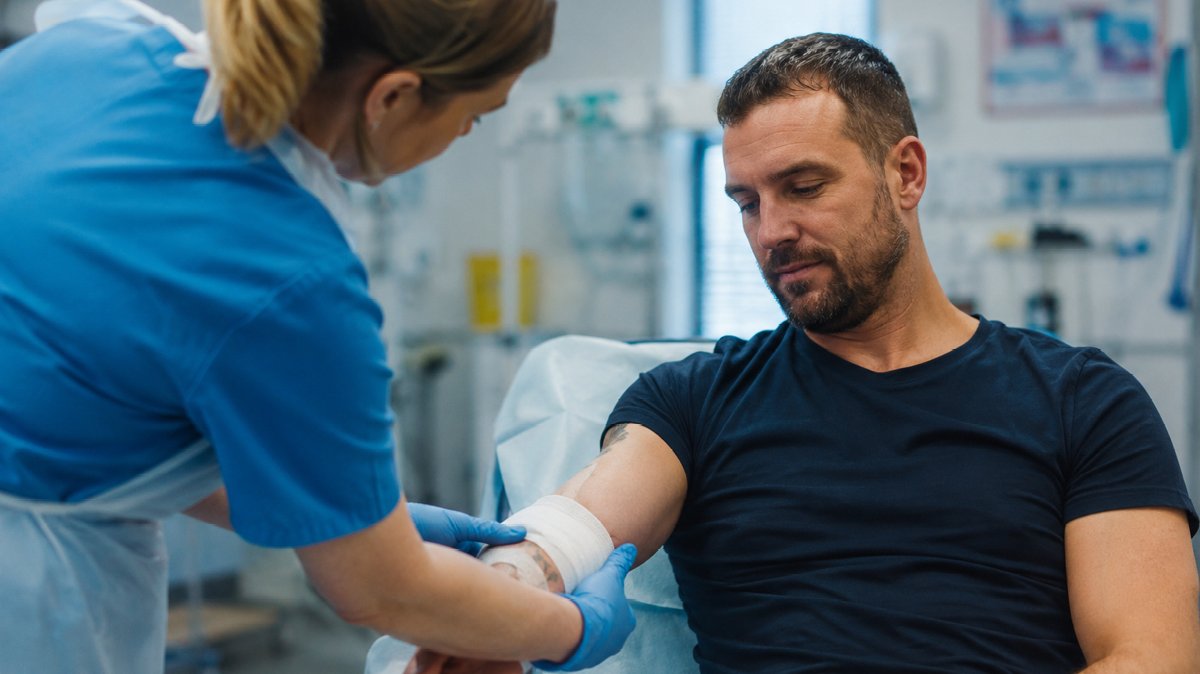Cestovné poistenie pomáha pokryť náklady na ošetrenie a liečbu v zahraničí Zdravotná sestra ošetruje pacienta v nemocnici, čo ilustruje riziko nečakaných zdravotných komplikácií počas dovolenky v zahraničí.