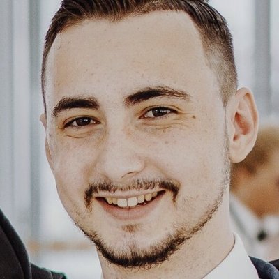 Mladý muž v obleku s kravatou