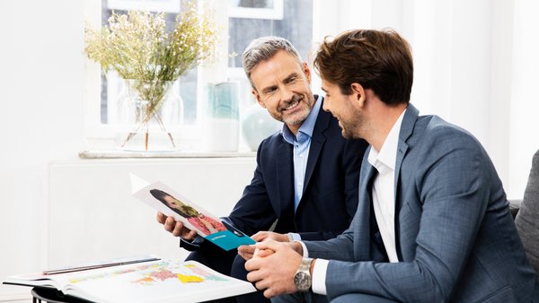 Finančný poradca v rozhovore so zákazníkom