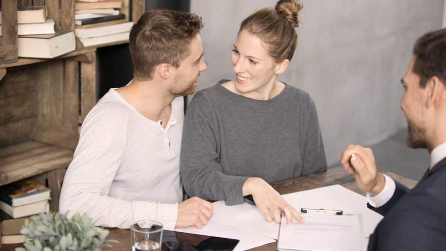 Finančný poradca v rozhovore s mladým párom