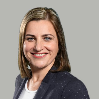 Žena s rovnými vlasmi v saku