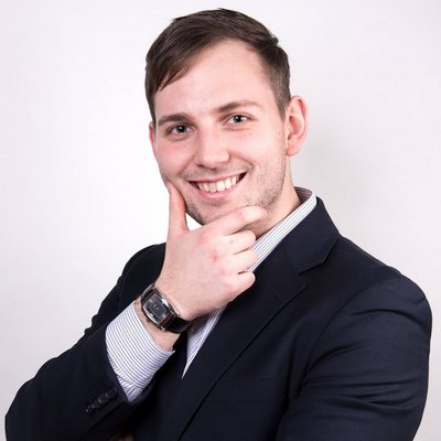 Sebavedomý muž pózuje v obleku