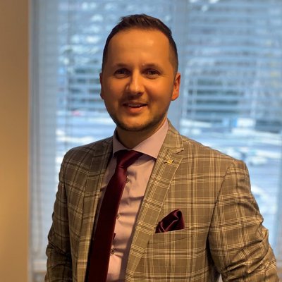 Muž v károvanom saku a kravate