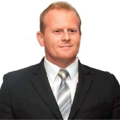 Muž s blond vlasmi v obleku