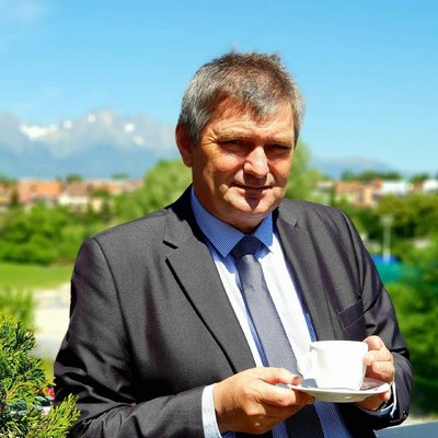 Muž s kávou na terase pod Tatrami