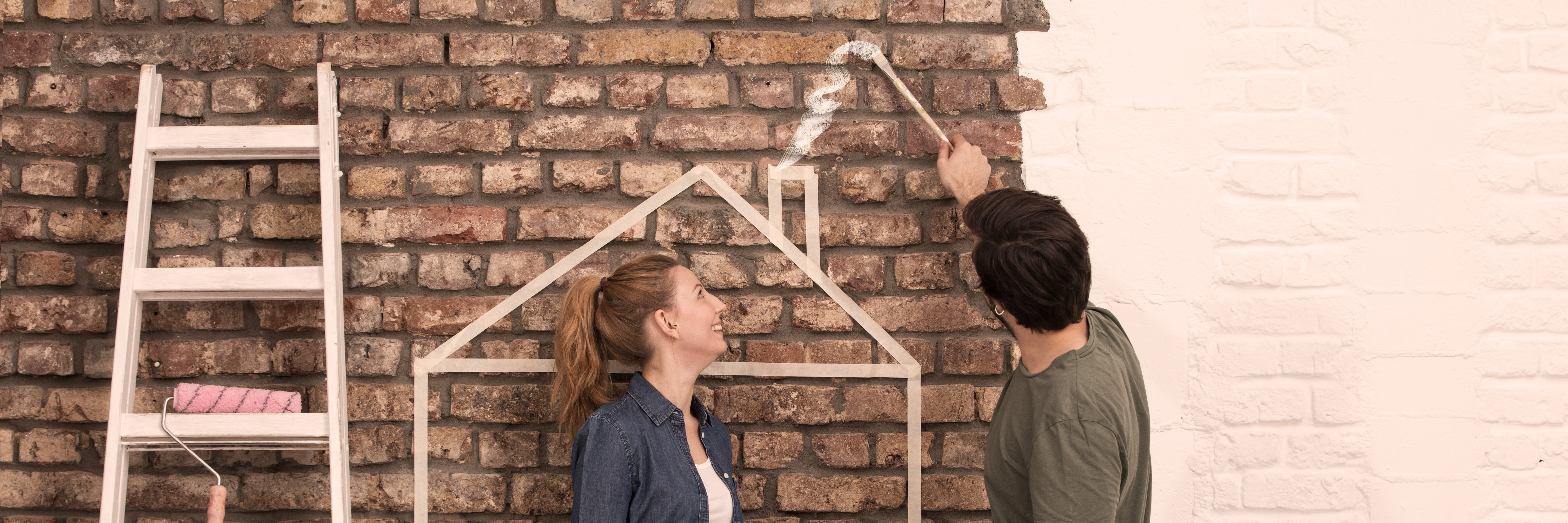 Pár sa baví pri renovácii domu