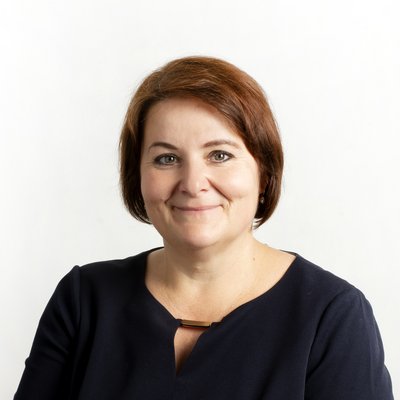 Žena s krátkymi vlasmi v čiernom