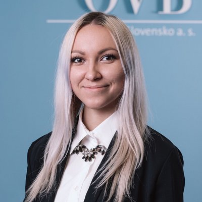 Portrét ženy s blond vlasmi