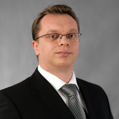 Muž s okuliarmi v obleku