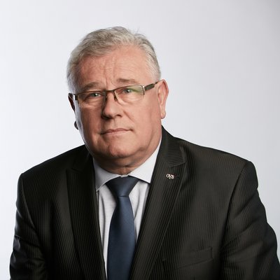 Starší muž s OVB odznakom