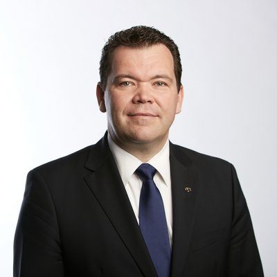 Muž v modrom obleku s kravatou