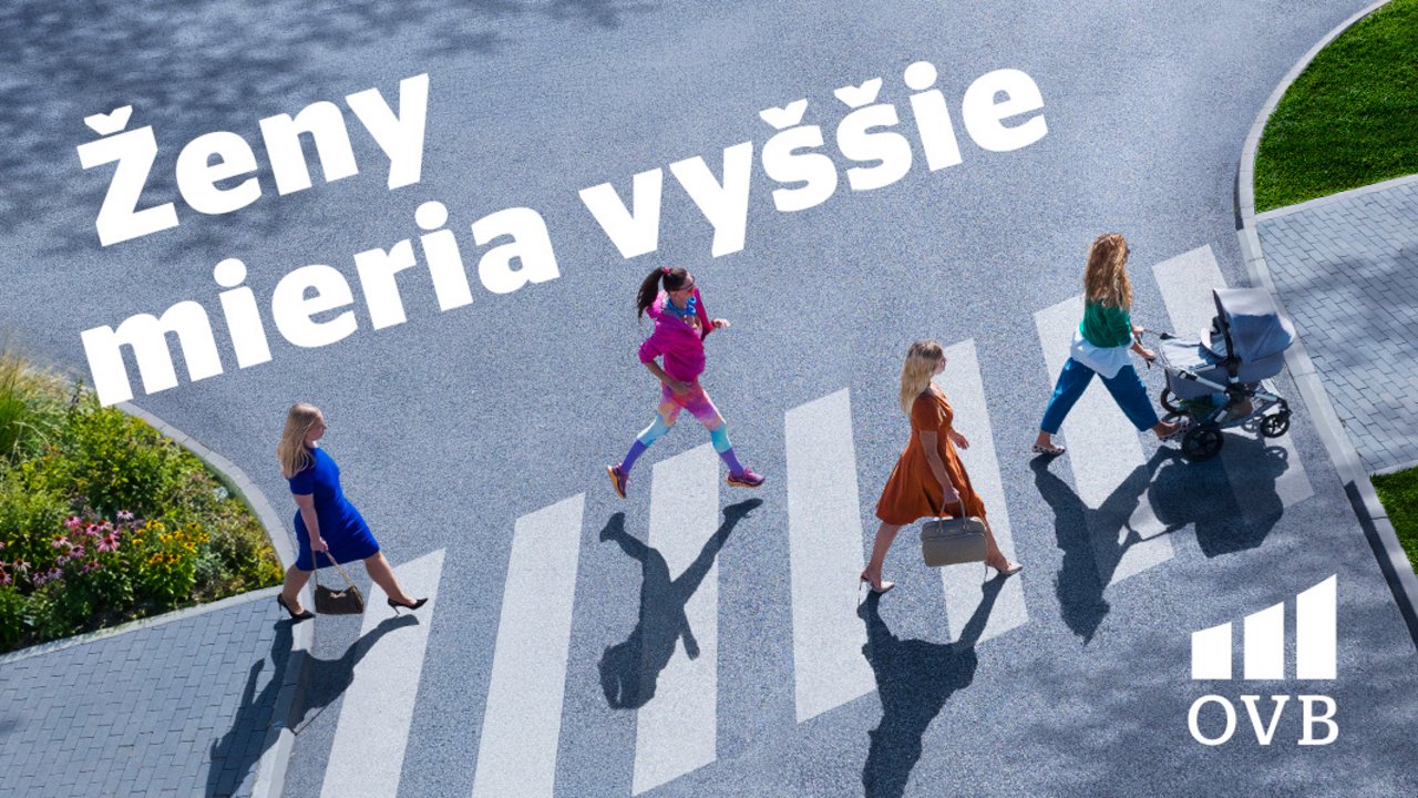 Ženy mieria vyššie Ženy sebavedomo kráčajú cez prechod