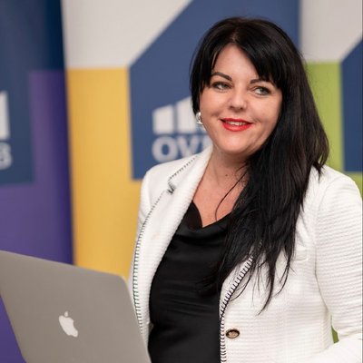 Žena s čiernymi vlasmi pri notebooku