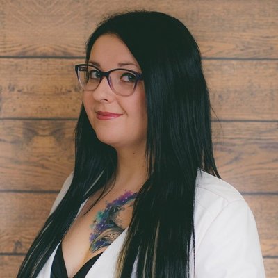 Portrét ženy s dlhými čiernymi vlasmi