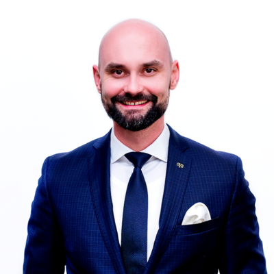 Elegantný muž s odznakom OVB na saku