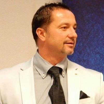 OVB manažér v elegantnom svetlom obleku