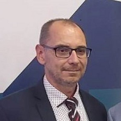 Muž s okuliarmi a kravatou OVB