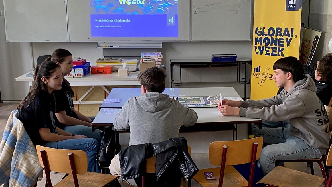 Študenti sa zúčastňujú na finančnej vzdelávacej aktivite.
