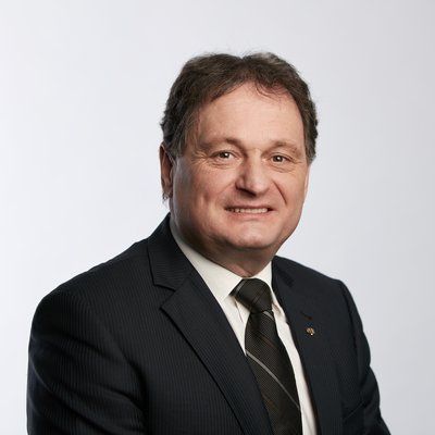 Muž v tmavomodrom obleku