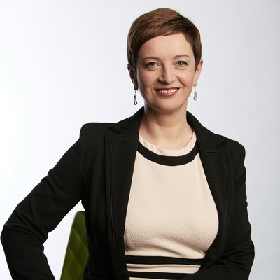 Žena s krátkym účesom v saku