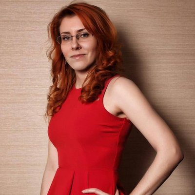 Žena s červenými vlasmi v červených šatách