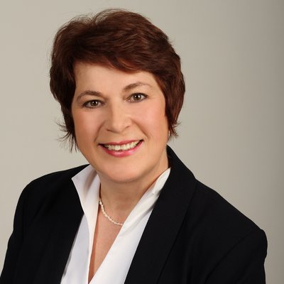 Usmievavá žena v biznis oblečení