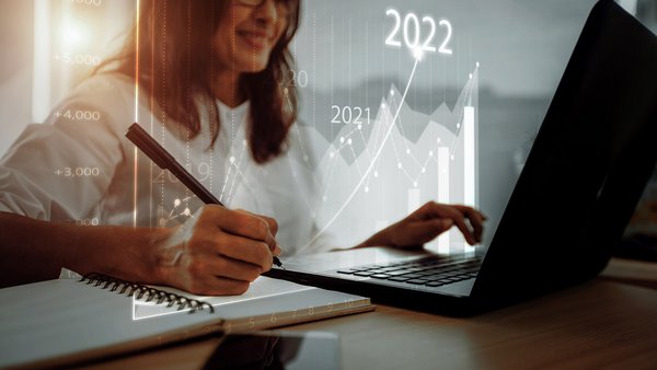 Žena pri notebooku analyzuje finančný rast