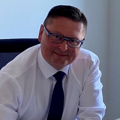 Muž v bielej košeli s okuliarmi