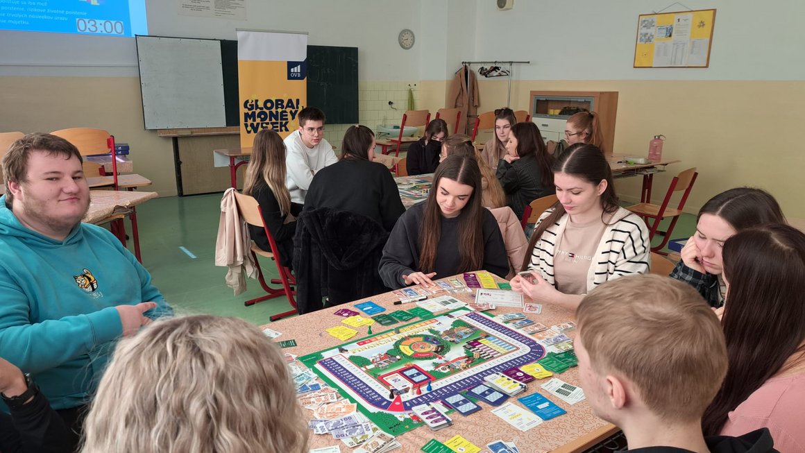 Študenti hrajú edukačnú finančnú hru počas workshopu v škole