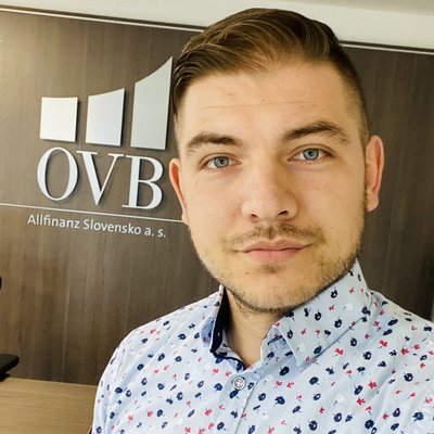 Muž v košeli s logom OVB